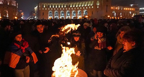 Протестующие разожгли костры на площади Республики в Ереване. 22 декабря 2020 года. Фото: REUTERS/Artem Mikryukov