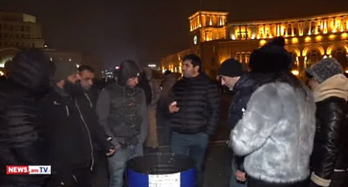 Участники акции протеста в Ереване. Стоп-кадр видео https://news.am/rus/news/620381.html