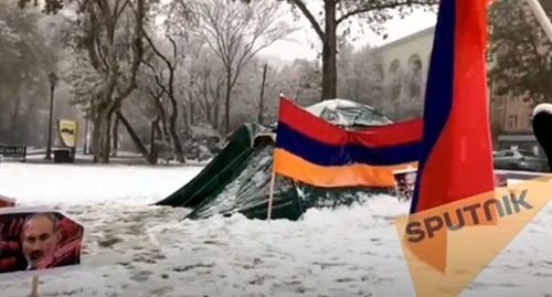 Палатки протестующих в Ереване. 22.12.2020. Кадр Sputnik Armenia видео https://www.youtube.com/watch?v=DyPBwWzG_IU&feature=emb_logo