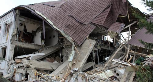 Разрушенный артобстрелом дом в Степанакерте. Фото Армине Мартиросян для "Кавказского узла"