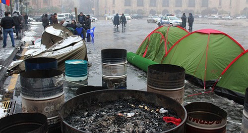 Железные бочки для костра. Ереван, 23 декабря 2020 г. Фото Тиграна Петросяна для "Кавказского узла"