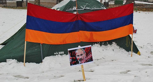 Флаг Армении и портрет Пашиняна. Ереван, 23 декабря 2020 г. Фото Тиграна Петросяна для "Кавказского узла"