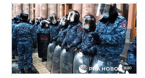 Силовики оцепили здание правительства. Ереван, 24 декабря 2020 г. Скриншот https://t.me/rian_ru/71986