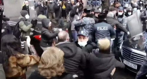 Правительственная машина наезжает на полицейских и активистов. Стоп-кадр видео https://youtu.be/h_Me-TPVxXU