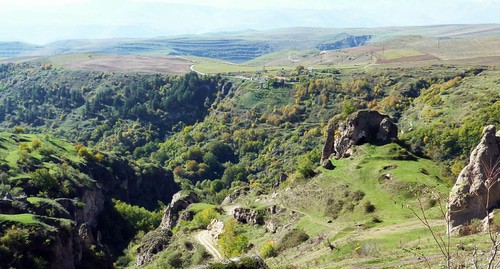 Окрестности села Шурнух. Фото Moreau.henri - https://ru.wikipedia.org/wiki/Хндзореск#/media/Файл:457_Le_site_troglodytique_de_Khendzoresk_vue_d'ensemble_(près_du_Nagorny-Karabakh).JPG