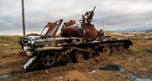 Сгоревший армянский танк в окрестностях Джебраила. Фото Азиза Каримова для "Кавказского узла"