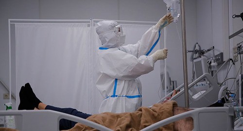 Медицинский работник возле пациента. Фото: REUTERS/Maxim Shemetov