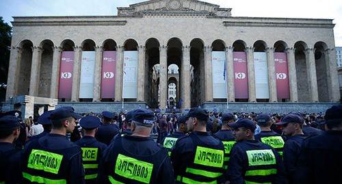 Сотрудники полиции возле парламента Грузии в Тбилиси. Фото: REUTERS/David Mdzinarishvili