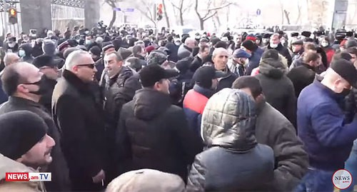 Участники акции протеста в Ереване. 28 декабря 2020 года. Кадр видео News.am https://www.youtube.com/watch?v=zRAZ3IhCUPM&feature=emb_title
