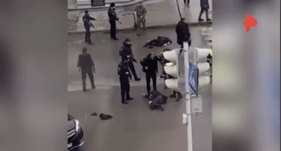 Стоп-кадр видео последствий вооруженного инцидента в Грозном 28 декабря 2020 года: https://ren.tv/news/kriminal/786798-novoe-video-s-mesta-vooruzhennoi-ataki-na-sotrudnikov-dps-v-groznom