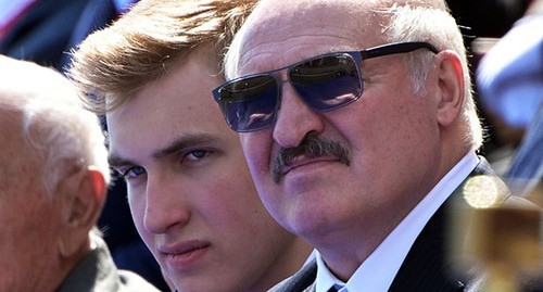 Александр Лукашенко (справа) со своим сыном Николаем. Фото: Sergey Guneev via REUTERS