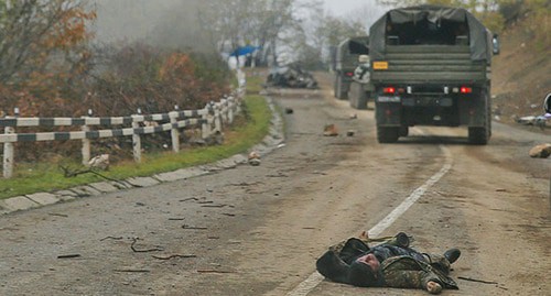 Тело погибшего человека в военной форме во время боевых действий в Нагорном Карабахе. Ноябрь 2020 г. Фото: REUTERS/Stringer
