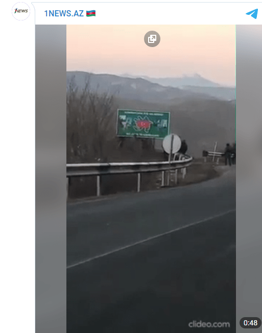 Скриншот видео с баннером "Добро пожаловать в Азербайджан" на пограничной трассе, https://t.me/flash1news/6264