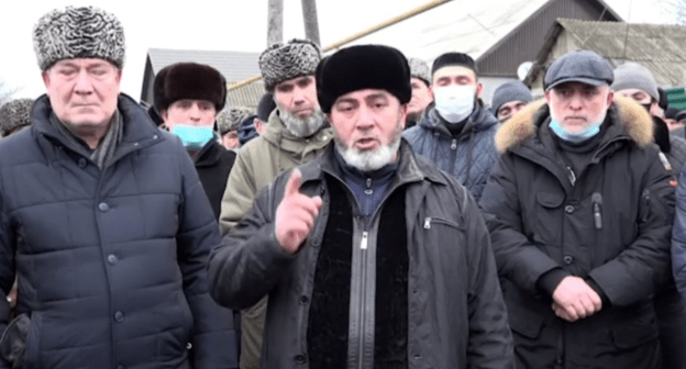 Родственники убитого в Грозном полицейского Магомеда Джабраилова объявляют кровную месть. Стоп-кадр видео https://www.instagram.com/p/CJd1wcEK2Aa/