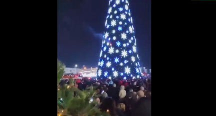 Ликвидация возгорания елки на центральной площади  Дербента 31.12.2020. Кадр видео 360tv https://360tv.ru/news/proisshestviya/glavnaja-elka-derbenta-zadymilas-vo-vremja-saljuta-video/