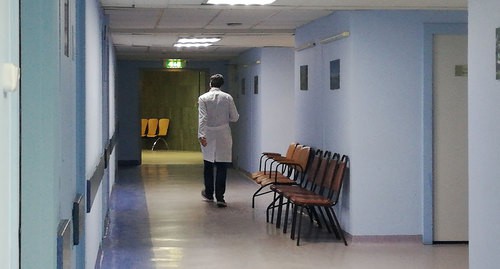 Медицинский работник в больничном коридоре. Фото Нины Тумановой для "Кавказского узла"