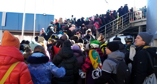 Туристы без масок и социальной дистанции толпятся в очереди на подъемник в Приэльбрусье. 3 января 2021 года. Фото Людмилы Маратовой для "Кавказского узла".
