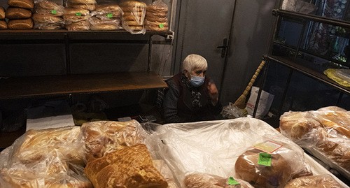 Продавец хлеба в защитной маске. Ереван, ноябрь 2020 г. Фото: REUTERS/Artem Mikryukov