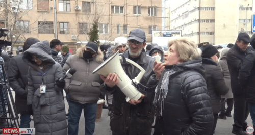 Акция протеста у здания Минюста в Ереване 8 января 2020 года. Стоп-кадр прямой трансляции: https://youtu.be/qqWnPEPSIc4