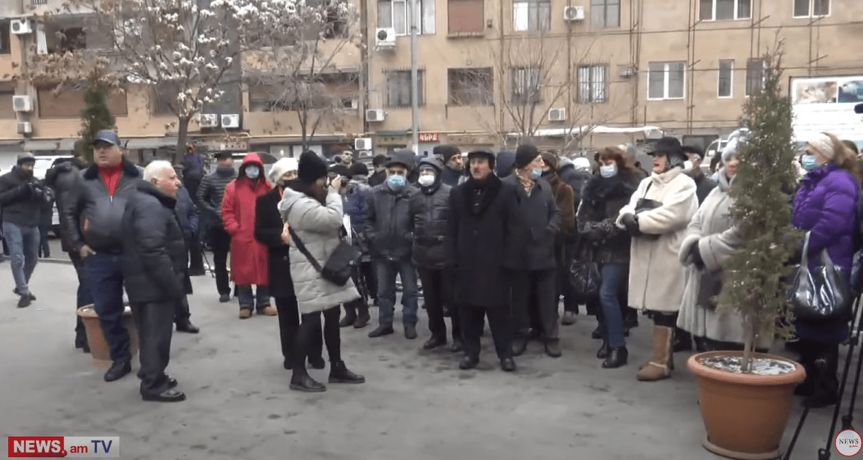 Акция протеста у здания Минюста в Ереване 8 января 2020 года. Стоп-кадр прямой трансляции: https://youtu.be/qqWnPEPSIc4
