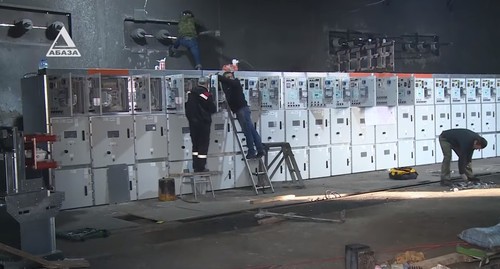 Работы по установке новых трансформаторов на подстанции "Сухум-1". Стоп-кадр из видео Youtube-канала «Телекомпания Абаза-ТВ». https://www.youtube.com/watch?v=Gno2-Ovi1_E