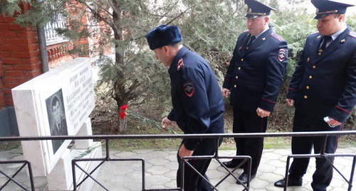 Полицейские возлагают цветы к мемориалу. Фото с сайта МВД Дагестана https://05.xn--b1aew.xn--p1ai/news/item/22510258/