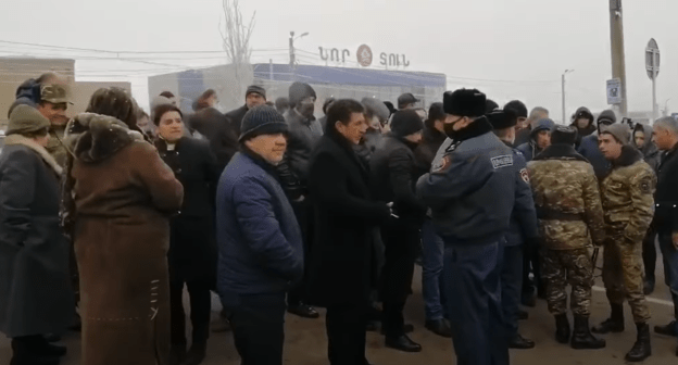 Участники акции проетста у здания Военного университета имени Вазгена Саргсяна в Ереване 8 января 2021 года. Стоп-кадр видео https://www.youtube.com/watch?v=xJuZxKsM8Hw&feature=emb_logo
