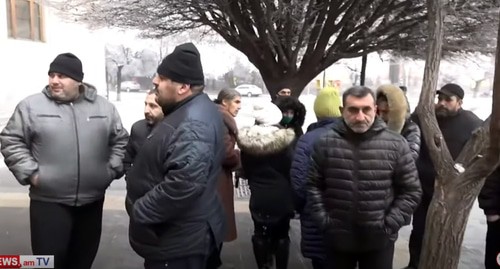 Родственники погибших солдат у здания правительства в Ереване ждут встречи с премьер-министром, 5 января 2021 года. Rадр  видео на Youtube-канале «NEWS AM» https://www.youtube.com/watch?v=TyV69kjH_WU