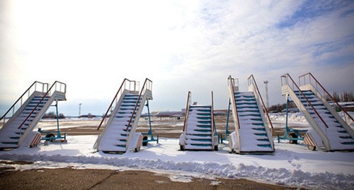 Снег на аэродроме. Фото: Юрий Гречко / Югополис, http://www.yugopolis.ru/data/mediadb/2383/0000/0252/25234/466x10000_out__.jpg