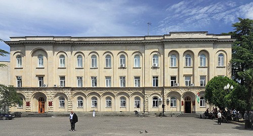 Резиденция правительства и Президента Республики Абхазия. Фото: Photo: Hons084 / Wikimedia Commons