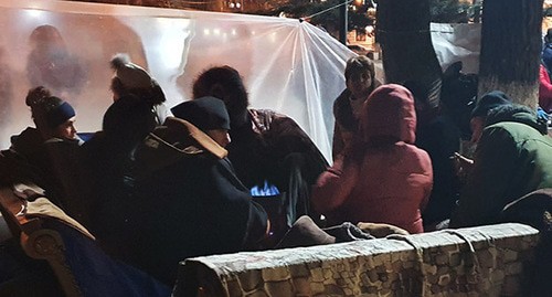 Участники бессрочной акции на Театральной площади Цхинвала. 15 декабря 2020 г. Фото Анны Джиоевой для "Кавказского узла"