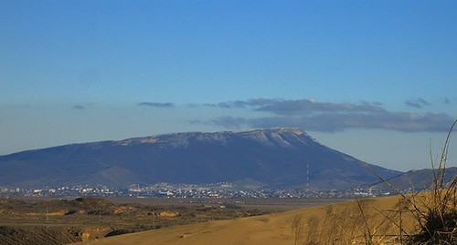 Вид на Тарки-Тау и Махачкалу. Фото: Suleymannabiev https://ru.wikipedia.org/