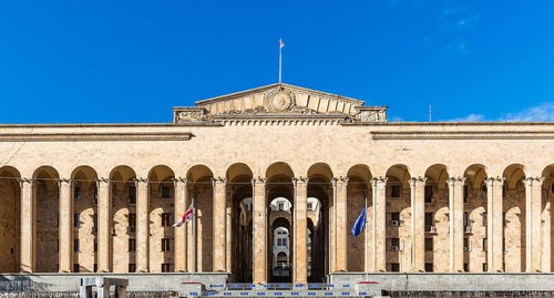 Парламент Грузии. Фото Диего Дельсо https://commons.wikimedia.org/wiki/Category:Parliament_of_Georgia