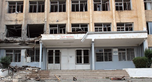Здание школы в Степанакерте после обстрела. Фото Армине Мартиросян для "Кавказского узла"