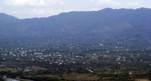 Вид на Чохатаури. Фото გრიგოლ მახარაძე https://commons.wikimedia.org/wiki/Category:Chokhatauri#/media/File:View_Chokhatauri.jpg
  