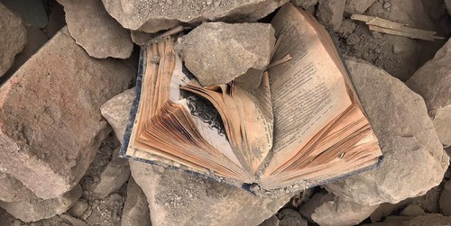 Книга под обломками в разрушенном жилом доме. Ноябрь 2020 г. Фото Алвард Григорян для "Кавказского узла"