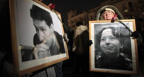 Протестующие держат портреты Станислава Маркелова и  Анастасии Бабуровой во время антифашистского митинга в центре Москвы 19 января 2011 года. Фото: REUTERS/Сергей Карпухин