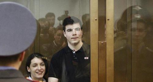 Никита Тихонов (справа) и Евгения Хасис слушают приговор в зале суда в Москве, 6 мая 2011 года. Фото: REUTERS/Михаил Воскресенский.