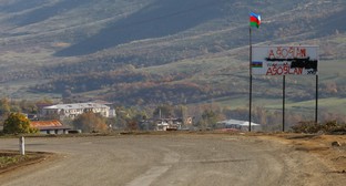 Азербайджанский флаг на въезде в Гадрут. Фото Азиза Каримова для "Кавказского узла"