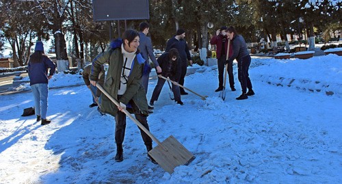 Волонтеры убирают улицы Степанакерта. 23 января 2021 года. Фото Алвард Григорян для "Кавказского узла"