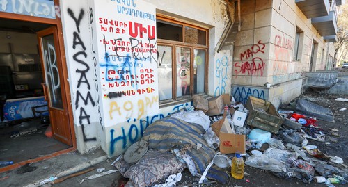 Свалка мусора около магазина в Гадруте. Фото Азиза Каримова для "Кавказского узла"