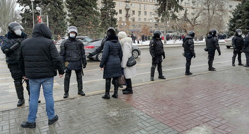Полицейские у пешеходного перехода в Волгограде. Фото Татьяны Филимоновой для "Кавказского узла"