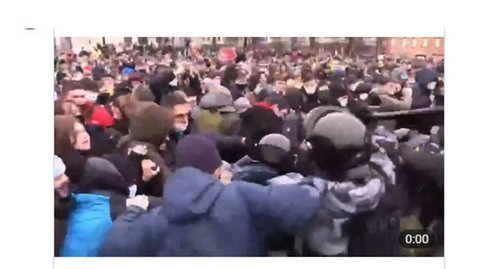 Драка с силовиками. Москва, 23 января 2021 г. Скриншот видео t.me/rian_ru/76656