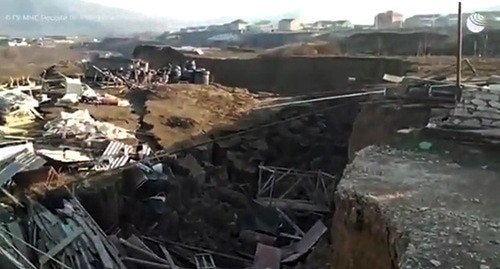 Оползень обрушил на окраине Карабудахкента здания фермерского хозяйства. Фото: скриншот видео ГУ МЧС по Республики Дагестан