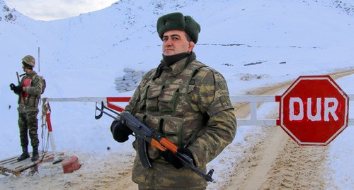 Солдат у поста по дороге в Кельбаджар. Фото Азиза Каримова для "Кавказского узла"