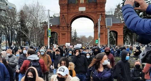 Участники протестов идут шествием от Триумфальной арки. Краснодар, 31 января 2021 года. Фото Анны Грицевич для "Кавказского узла".
