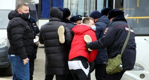 Люди в штатском помогают силовикам задерживать участников акции протеста. Краснодар, 31 января 2021 года. Фото Анны Грицевич для "Кавказского узла".