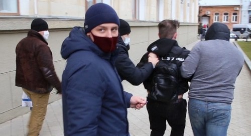 Люди в штатском схватили подростка и ведут его к силовикам. Краснодар, 31 января 2021 года. Фото Анны Грицевич для "Кавказского узла".