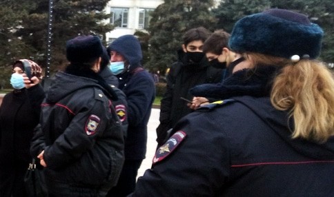 Сотрудники полиции на месте проведения акции. Махачкала, 31 января 2021 года. Фото Расула Магомедова для "Кавказского узла".