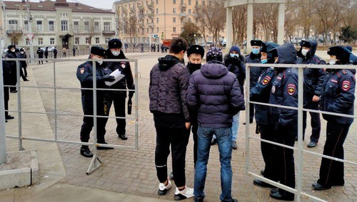 Полицейские ведут разговор с пришедшими на площадь молодыми людьми. Астрахань, 31 января 2021 года. Фото Алены Садовской для "Кавказского узла"